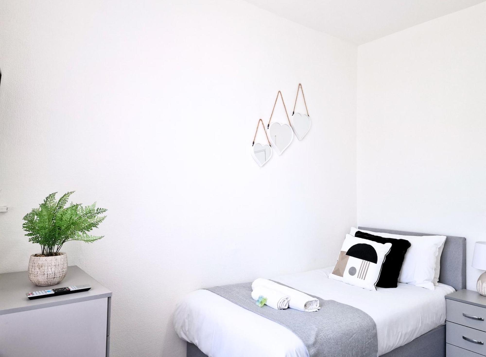 Terraced House By Bevolve - Free Parking 3 * Burnley